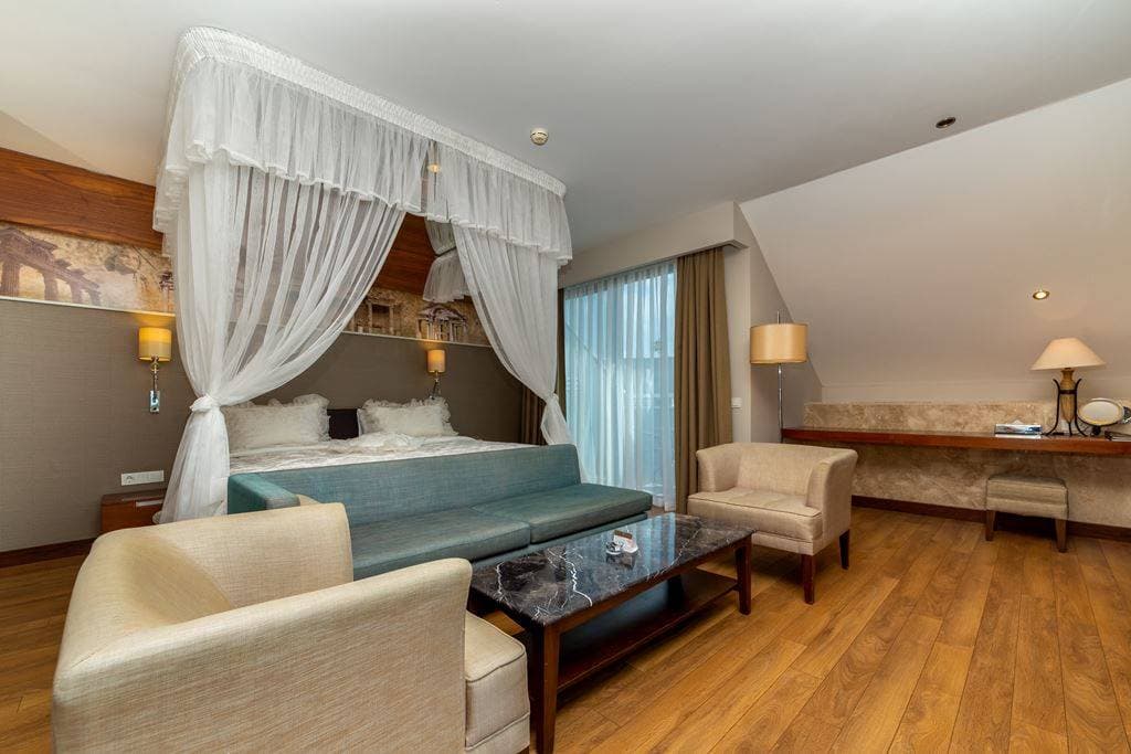 Commodore Elite Suites & Spa Hotel - photo 2