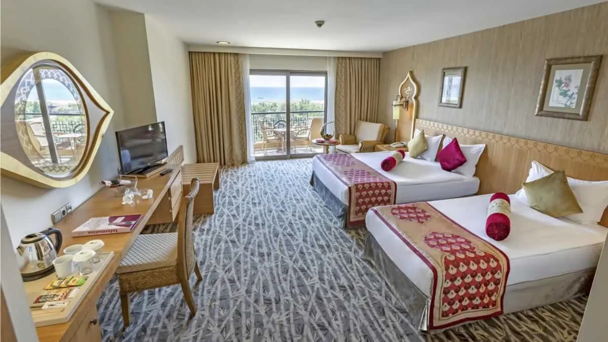 Royal Dragon Hotel - photo 2