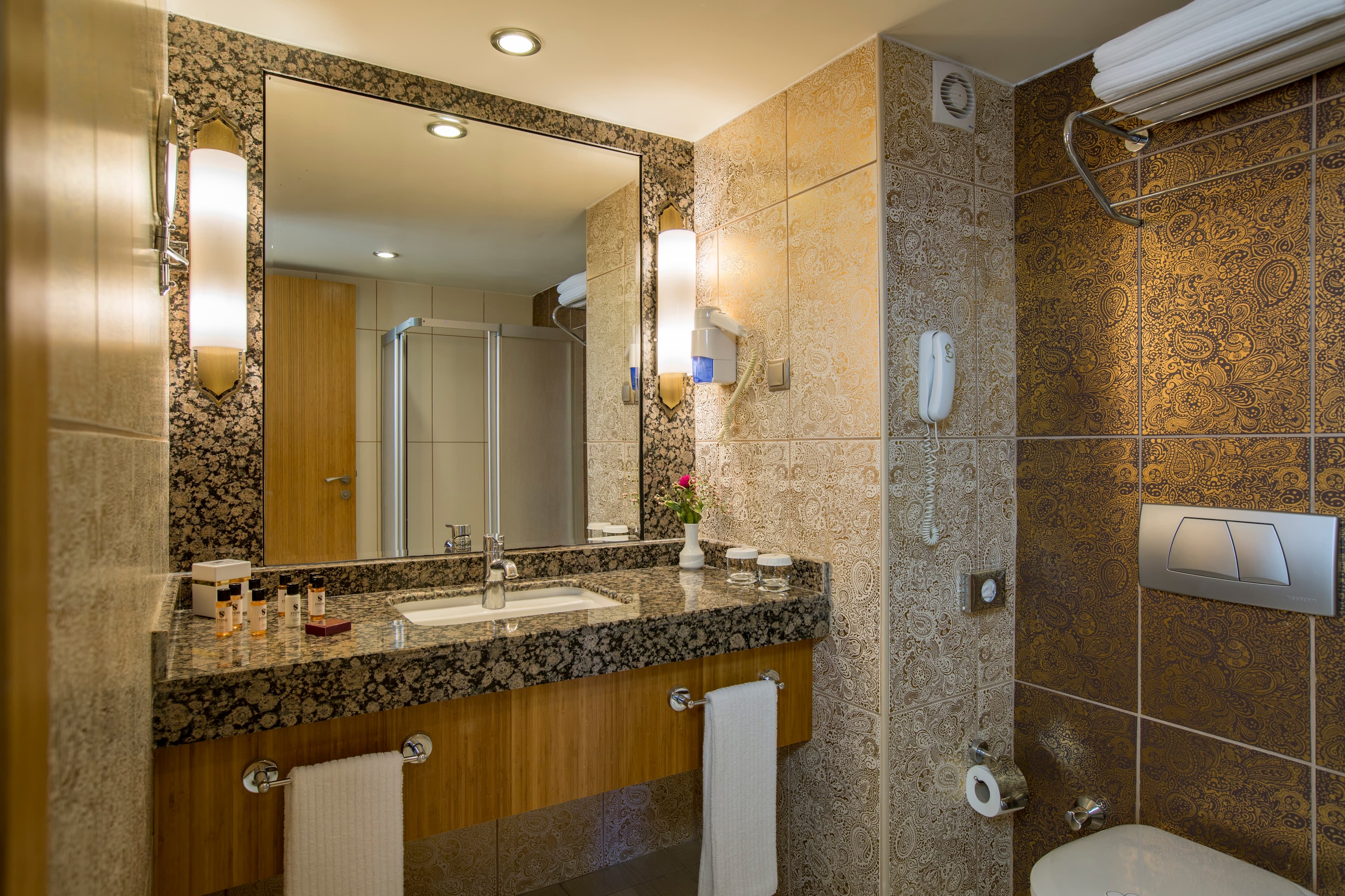 Royal Dragon Hotel - photo 4