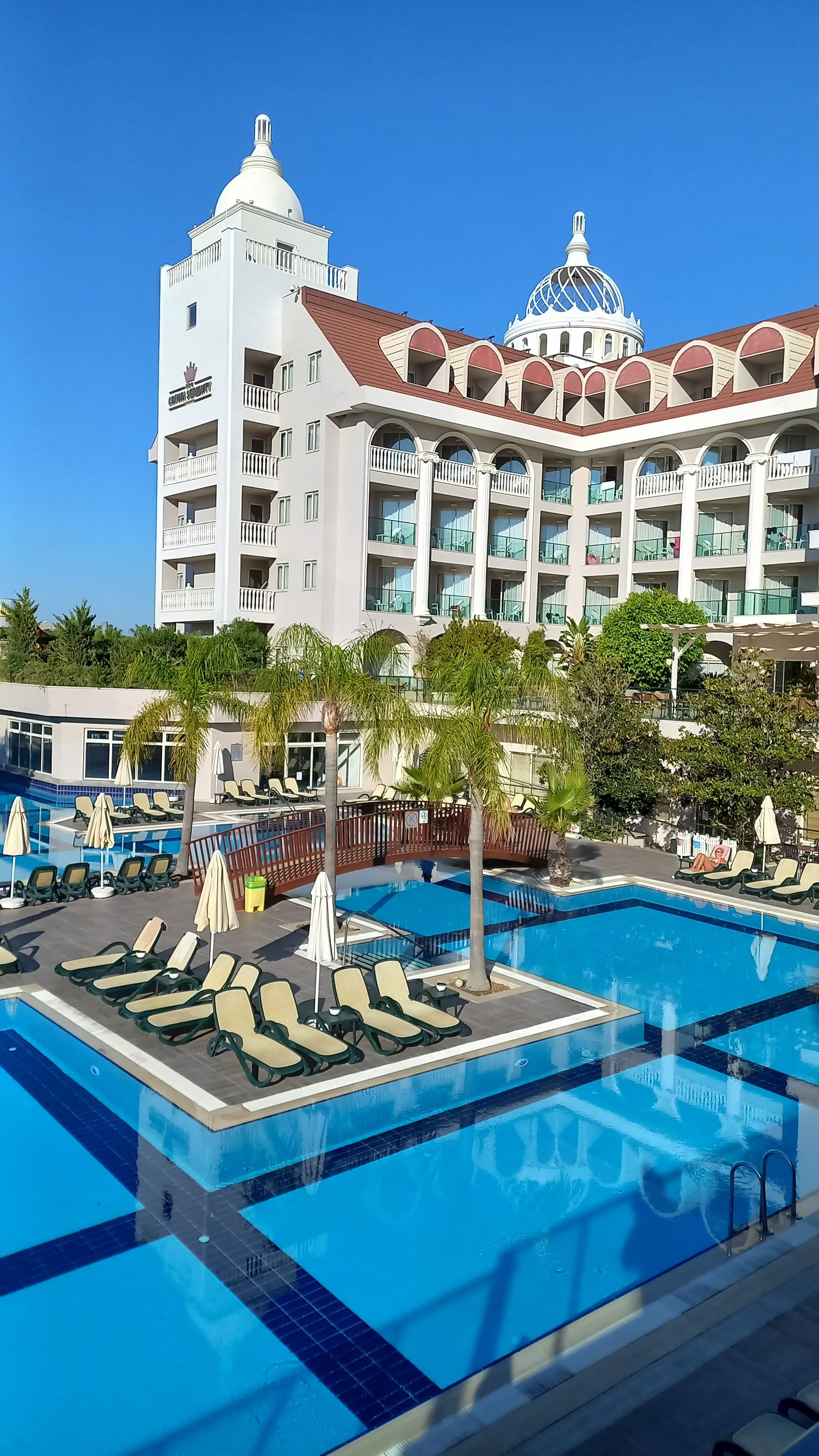 Side Crown Serenity Hotel