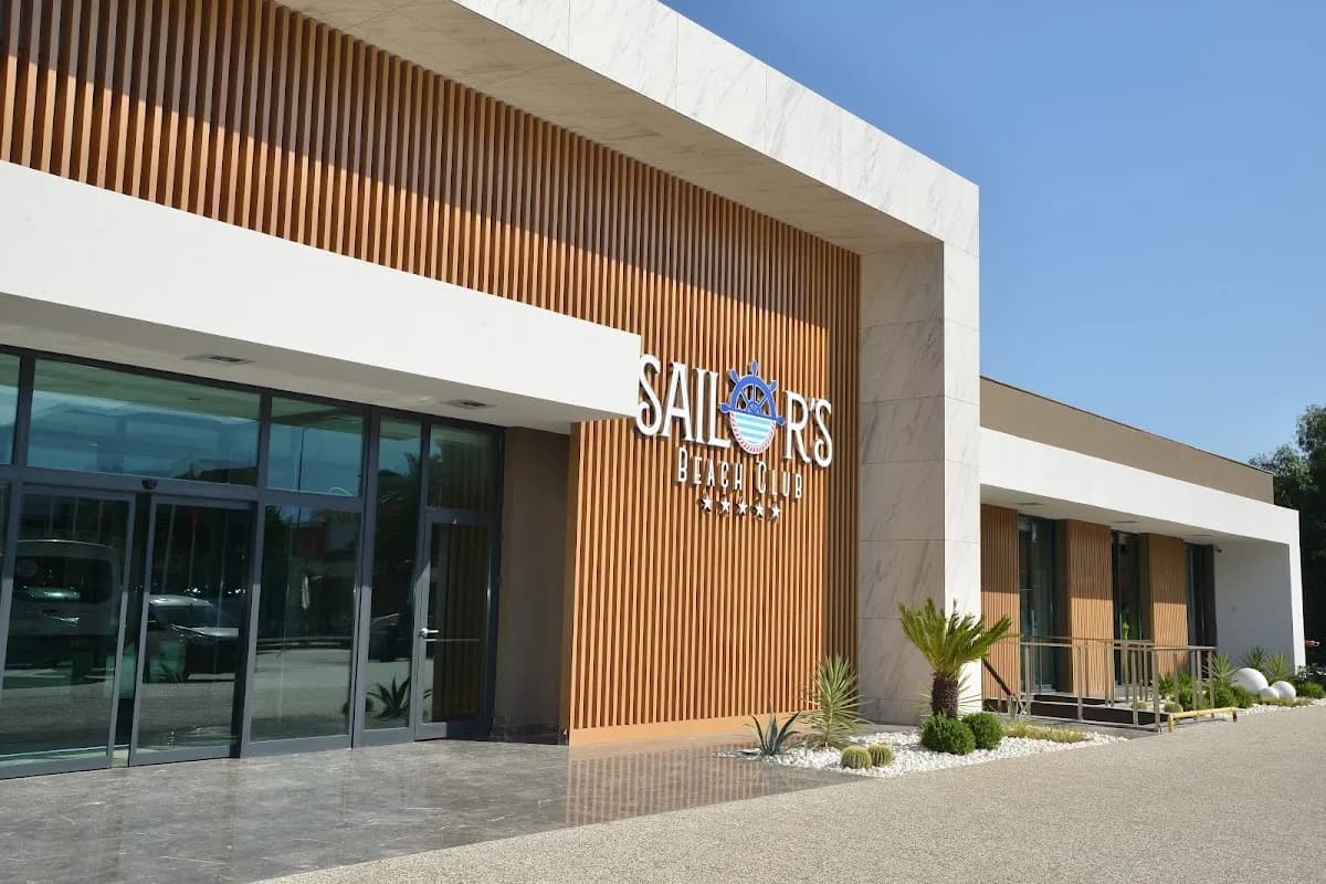Sailor’s Beach Club - photo 8