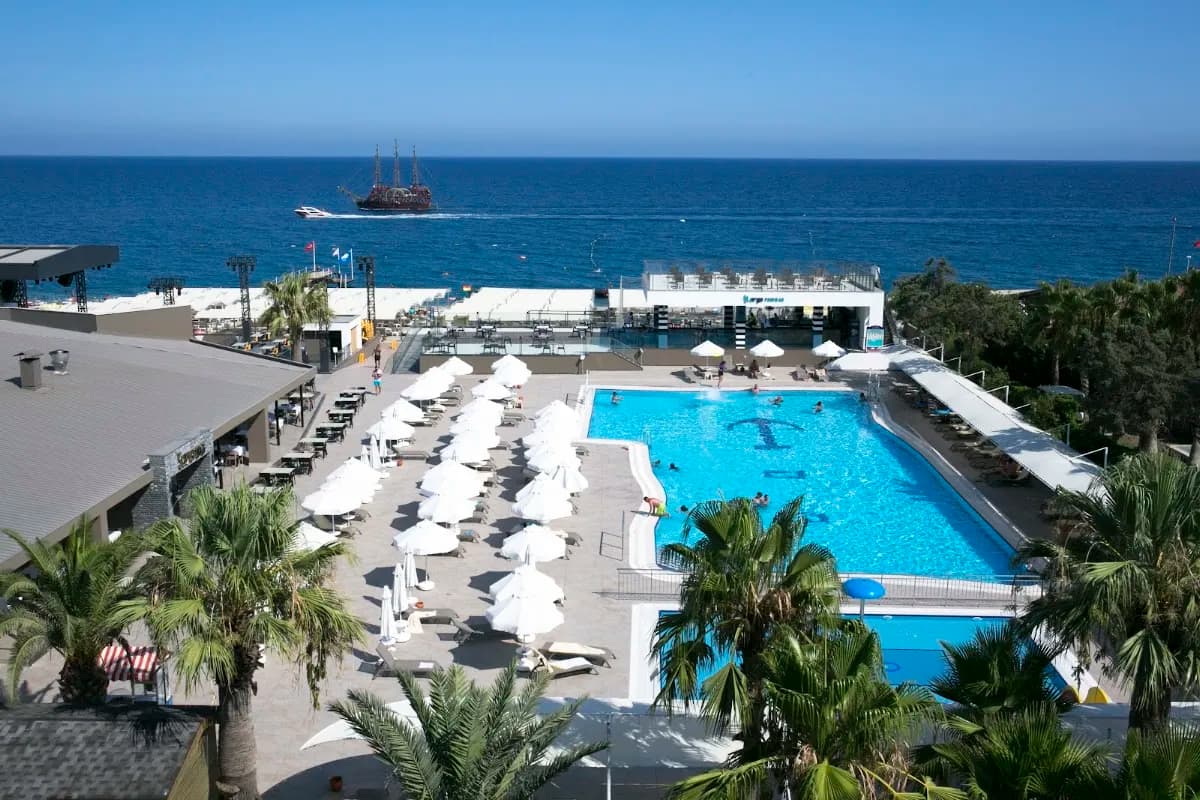 Sailor’s Beach Club - photo 9