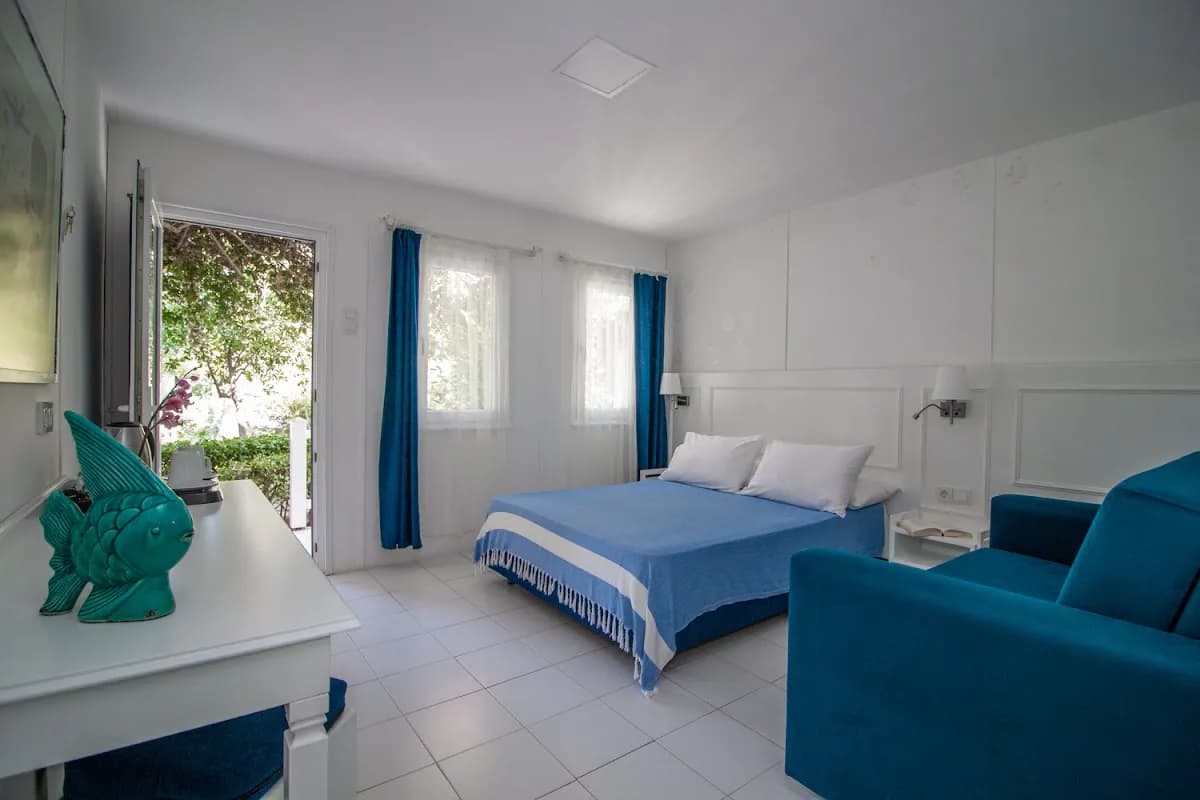 Blue & White Hotel - photo 2
