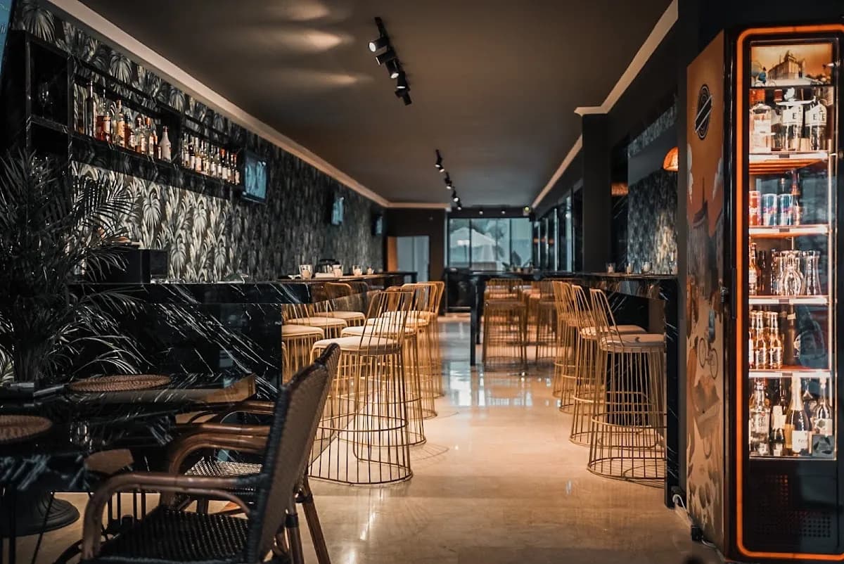 Esquire Hotels & Lounges - photo 5
