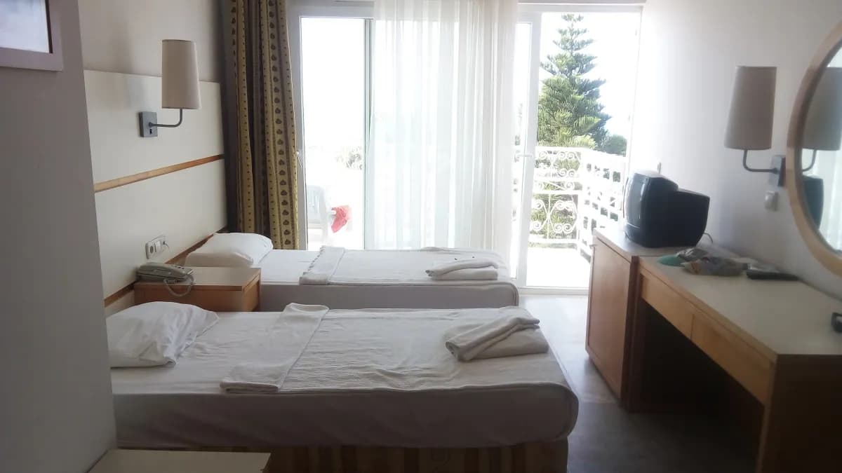 Caretta Beach Hotel - photo 2