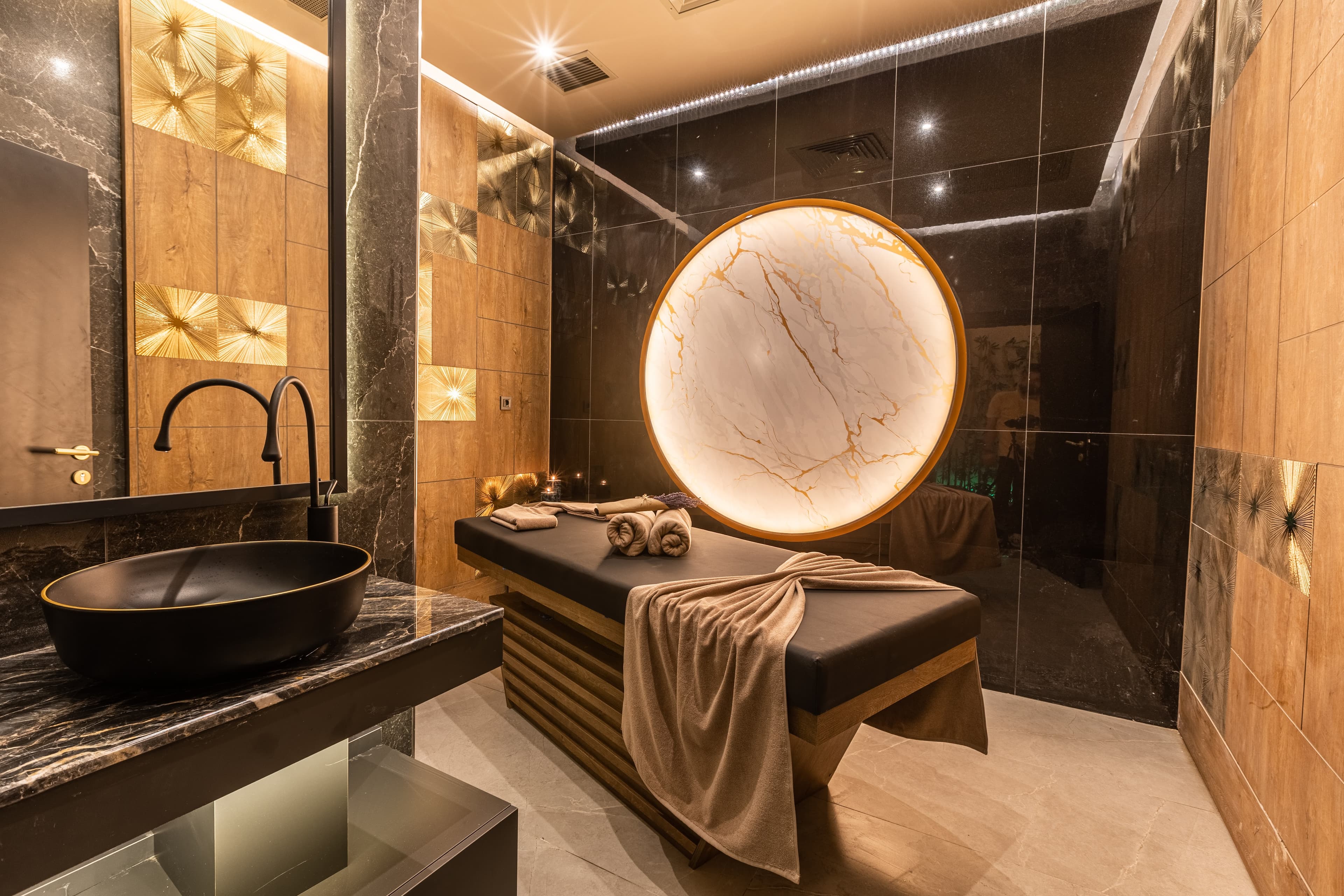 Serenity Queen Hotel - photo 4
