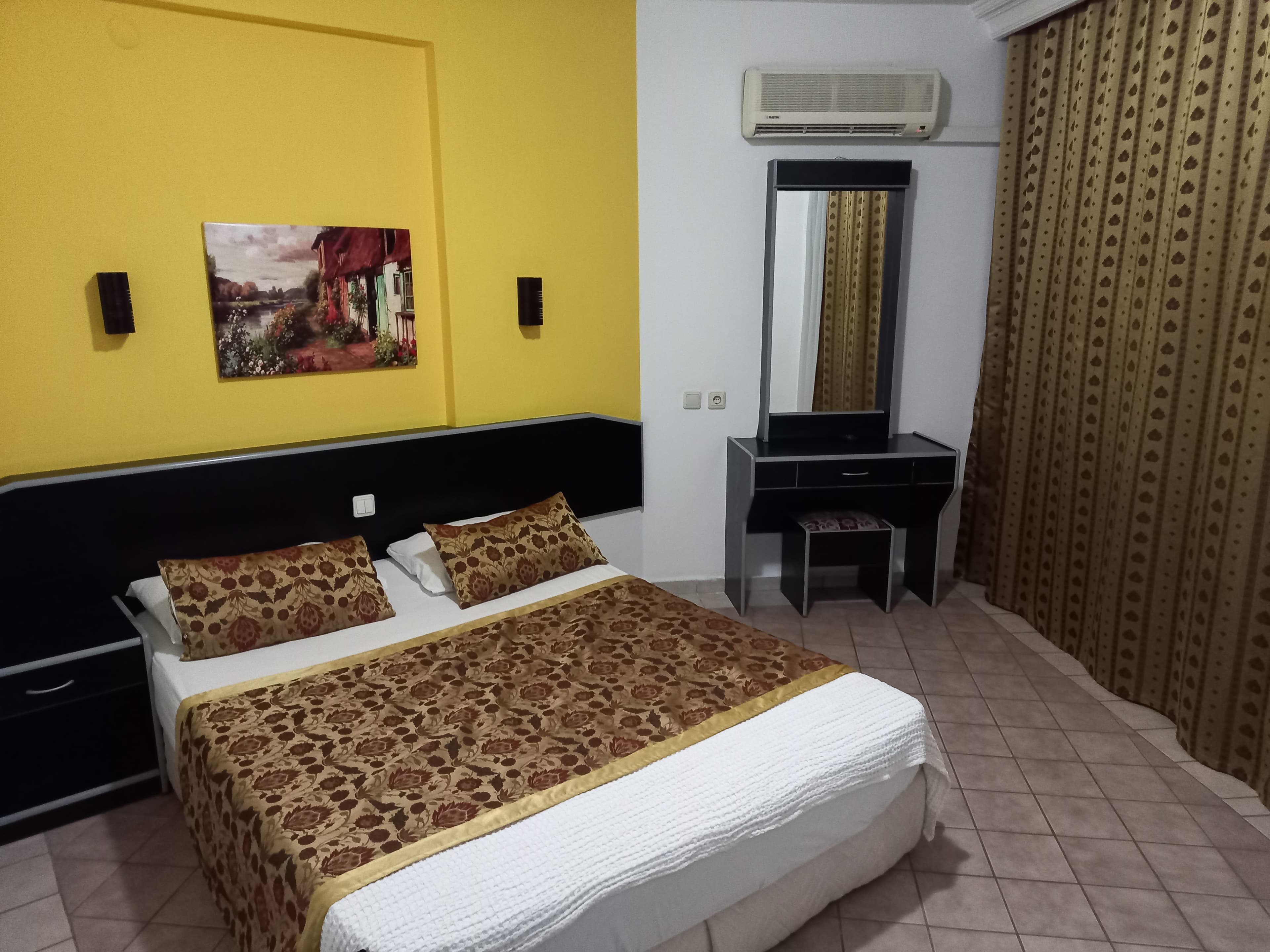 Gold Twins Suit Hotel - photo 8