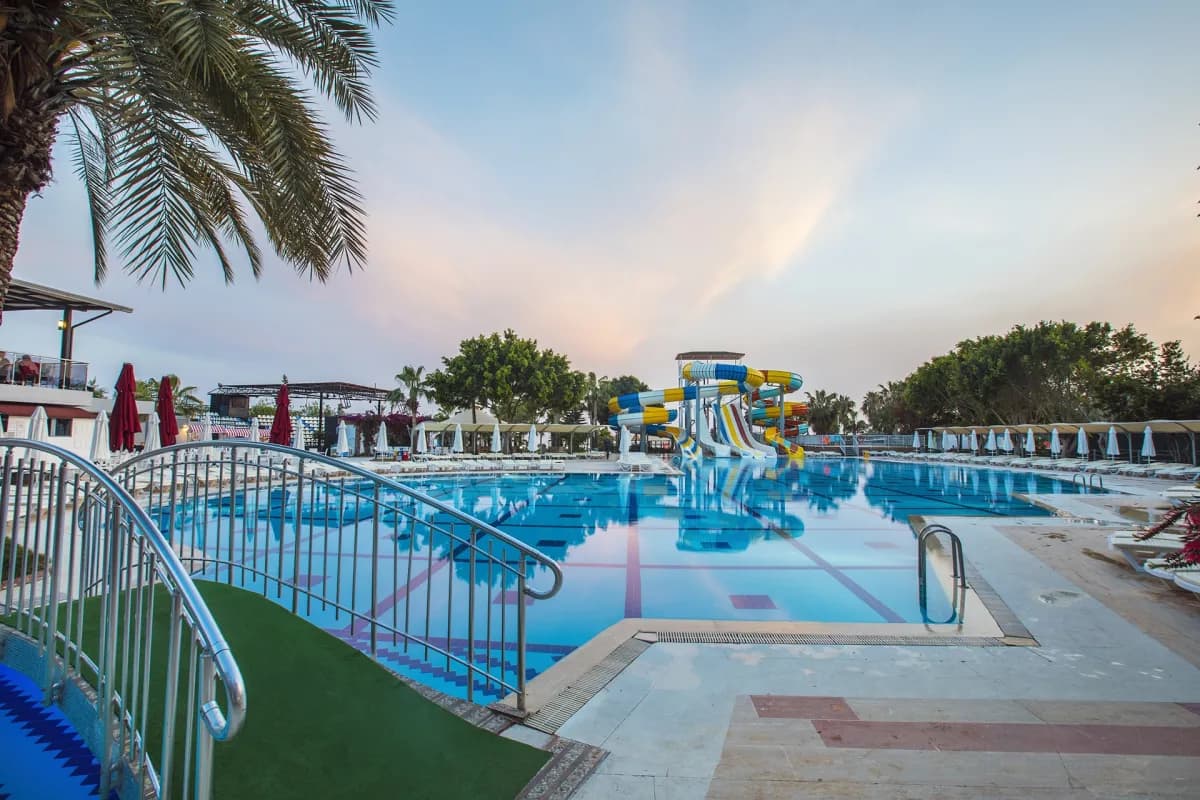 Mira Meridia Beach Hotel - photo 3