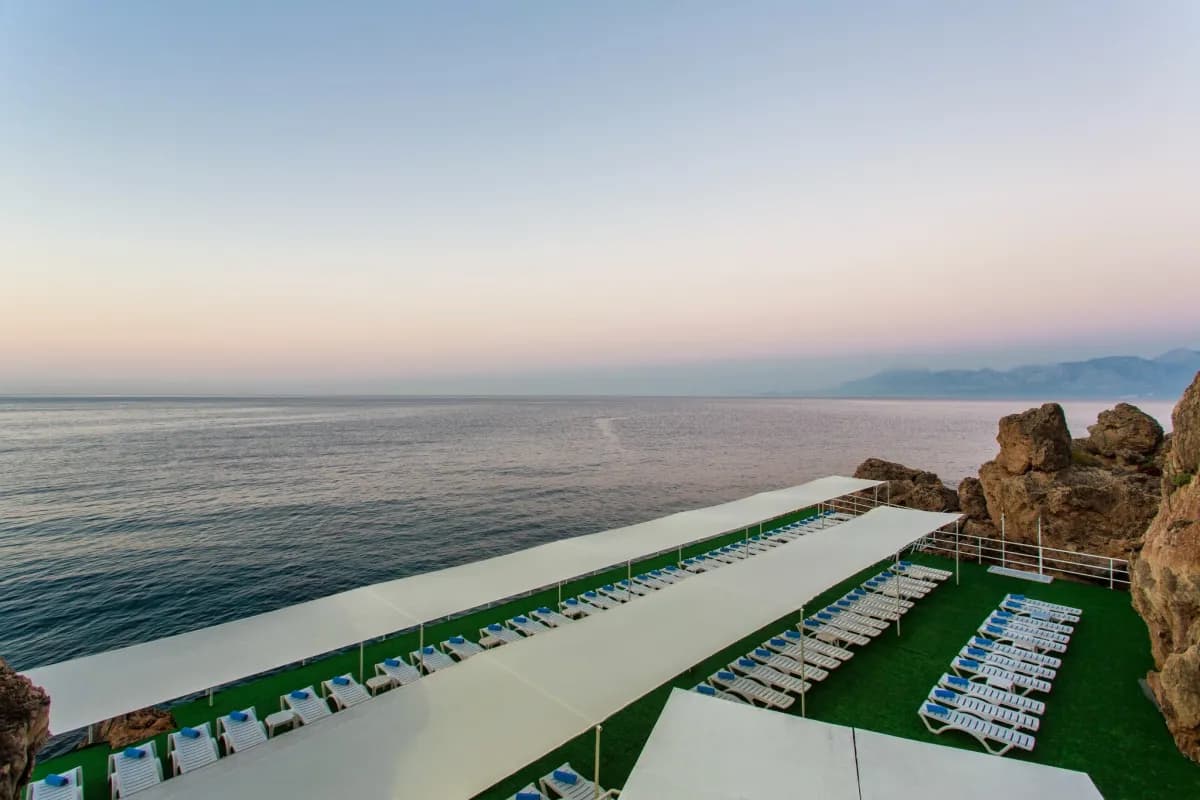 FALCON HOTEL - photo 6