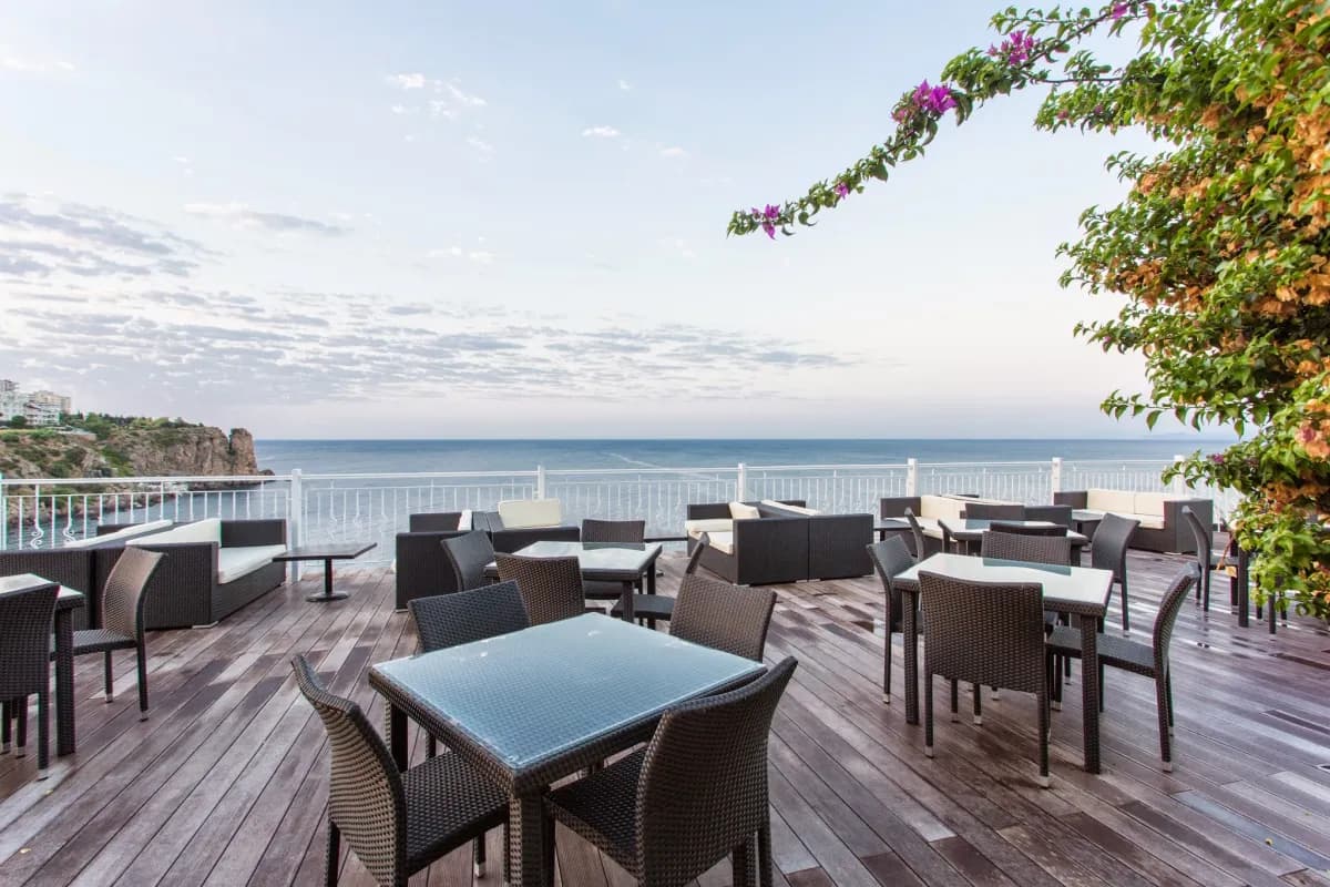 FALCON HOTEL - photo 9