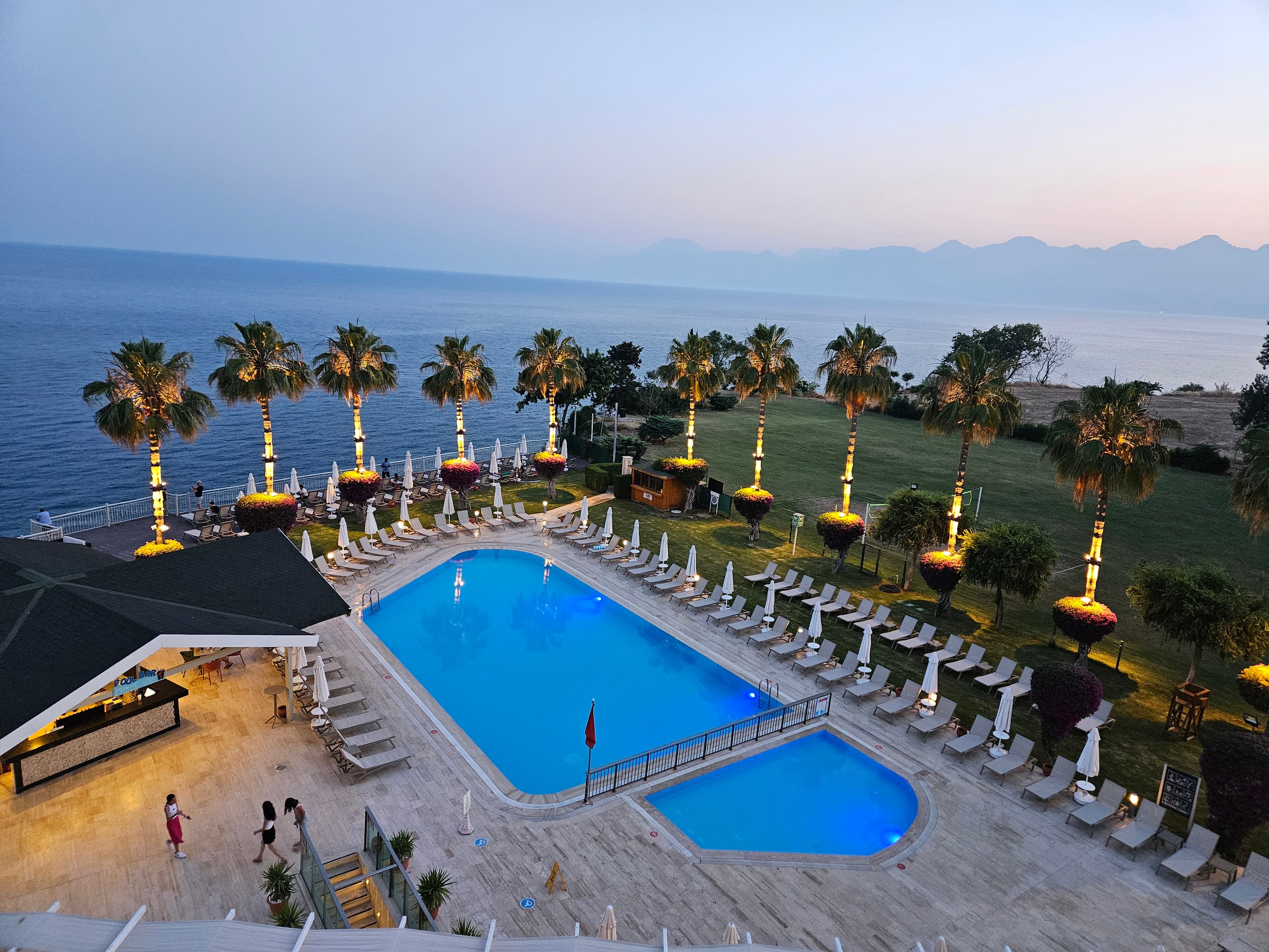 FALCON HOTEL - photo 10