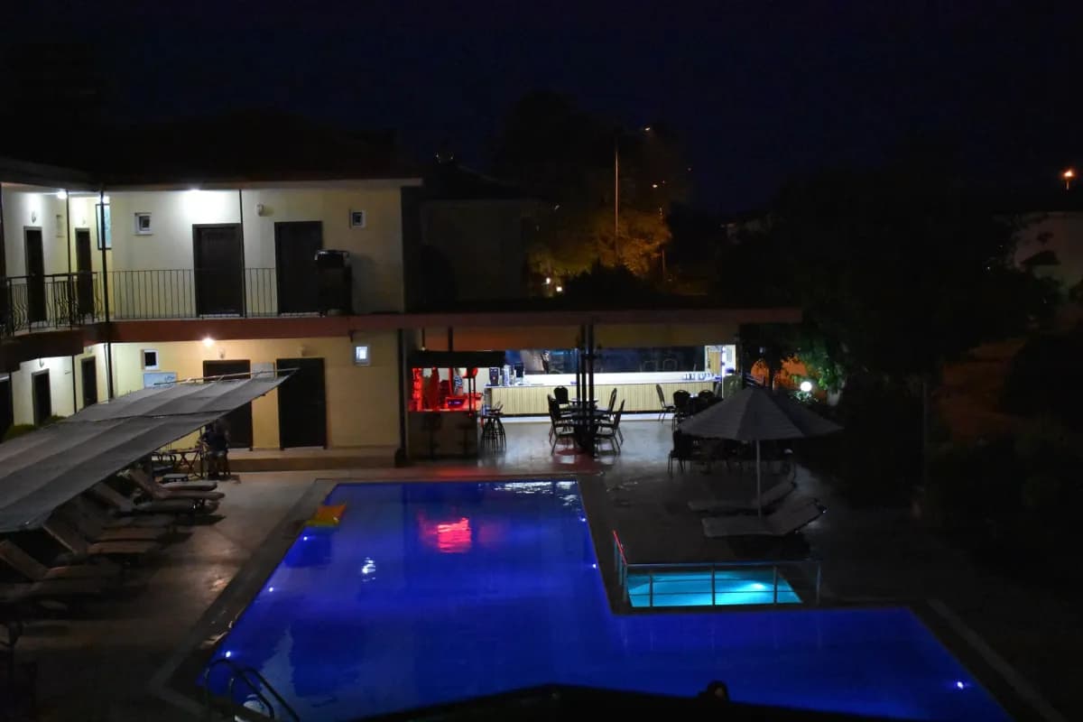 Las Palmeras Hotel - photo 3