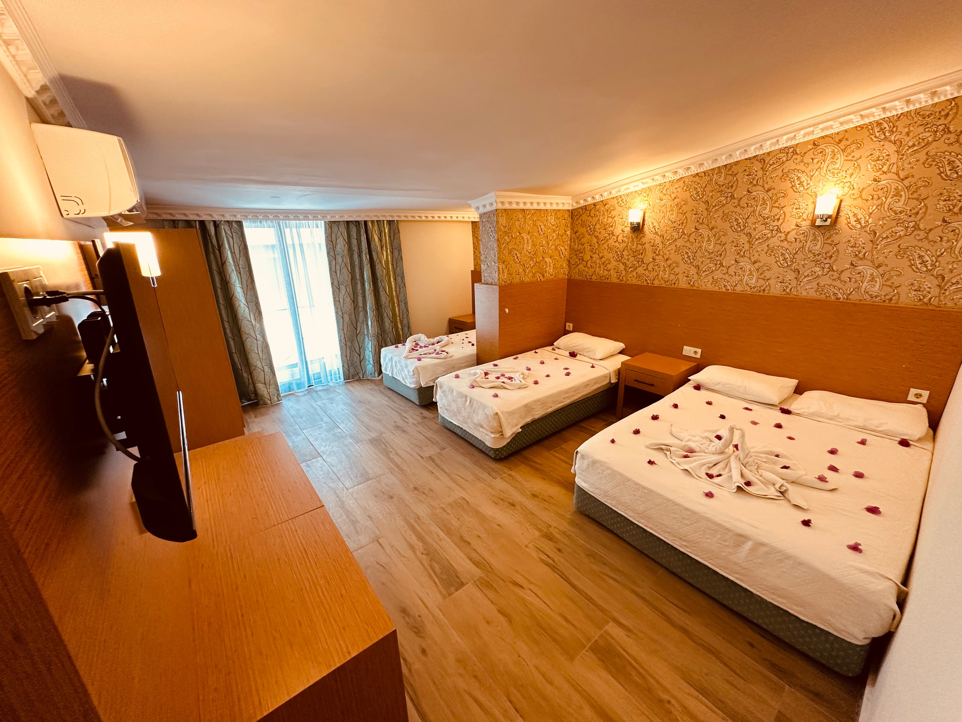 Britannia Hotel - photo 2