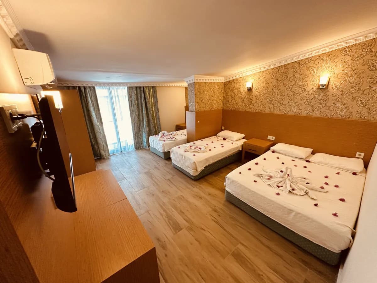 Britannia Hotel - photo 2
