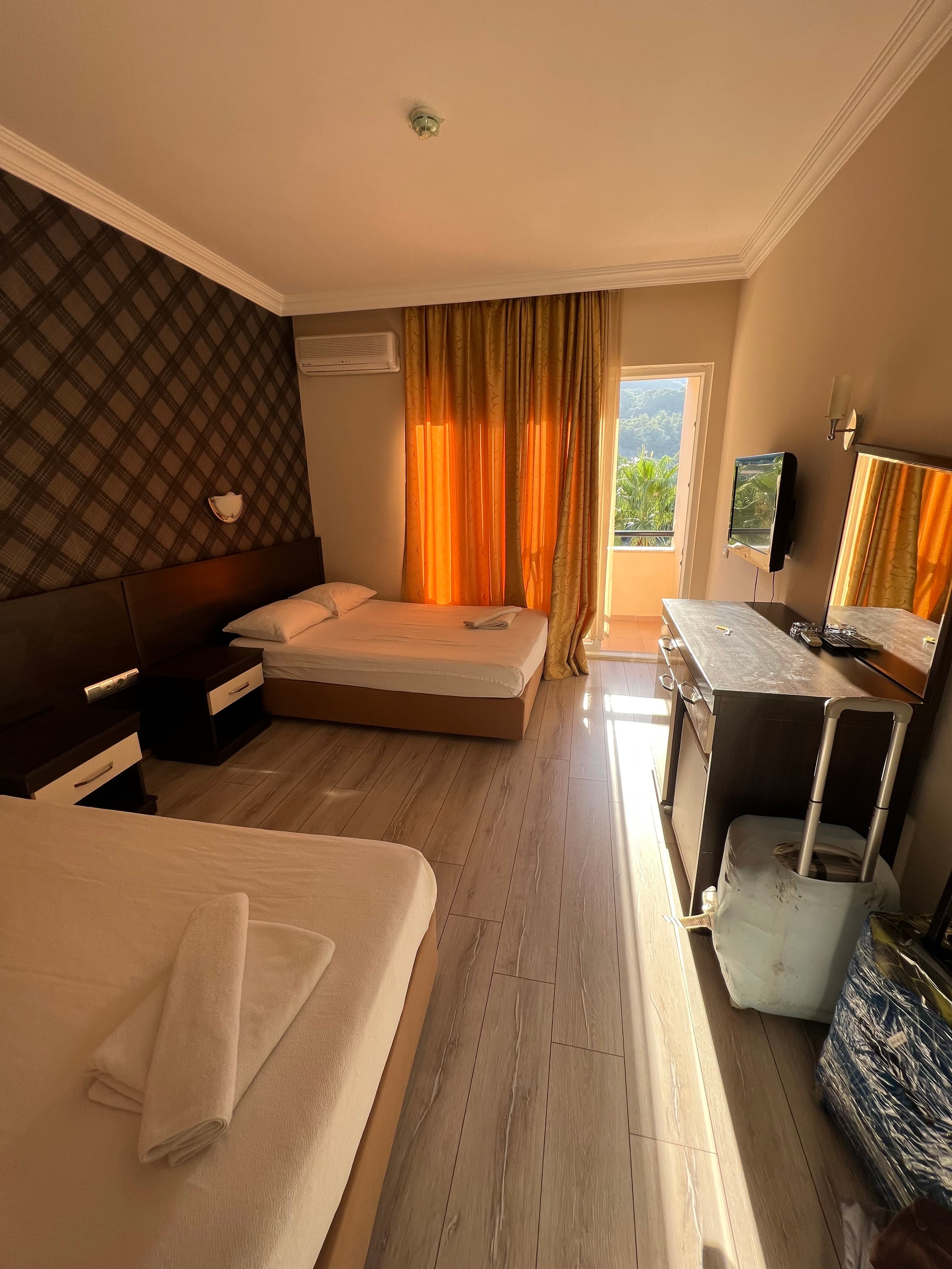 Castle Park Hotel - photo 2
