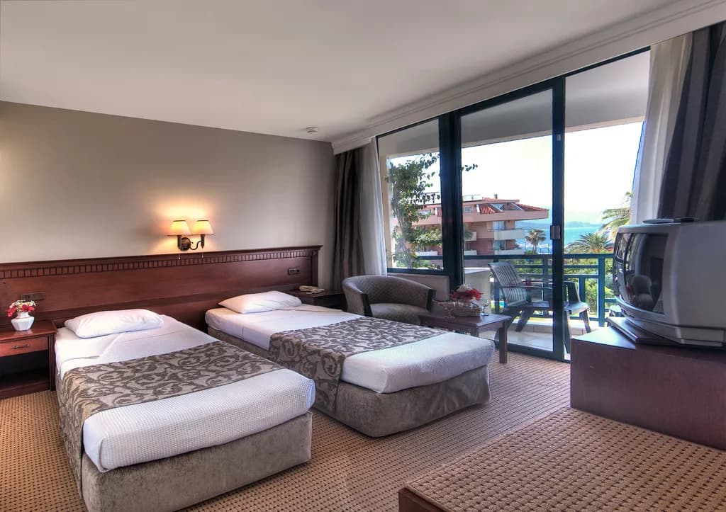 Golden Lotus Hotel - photo 2