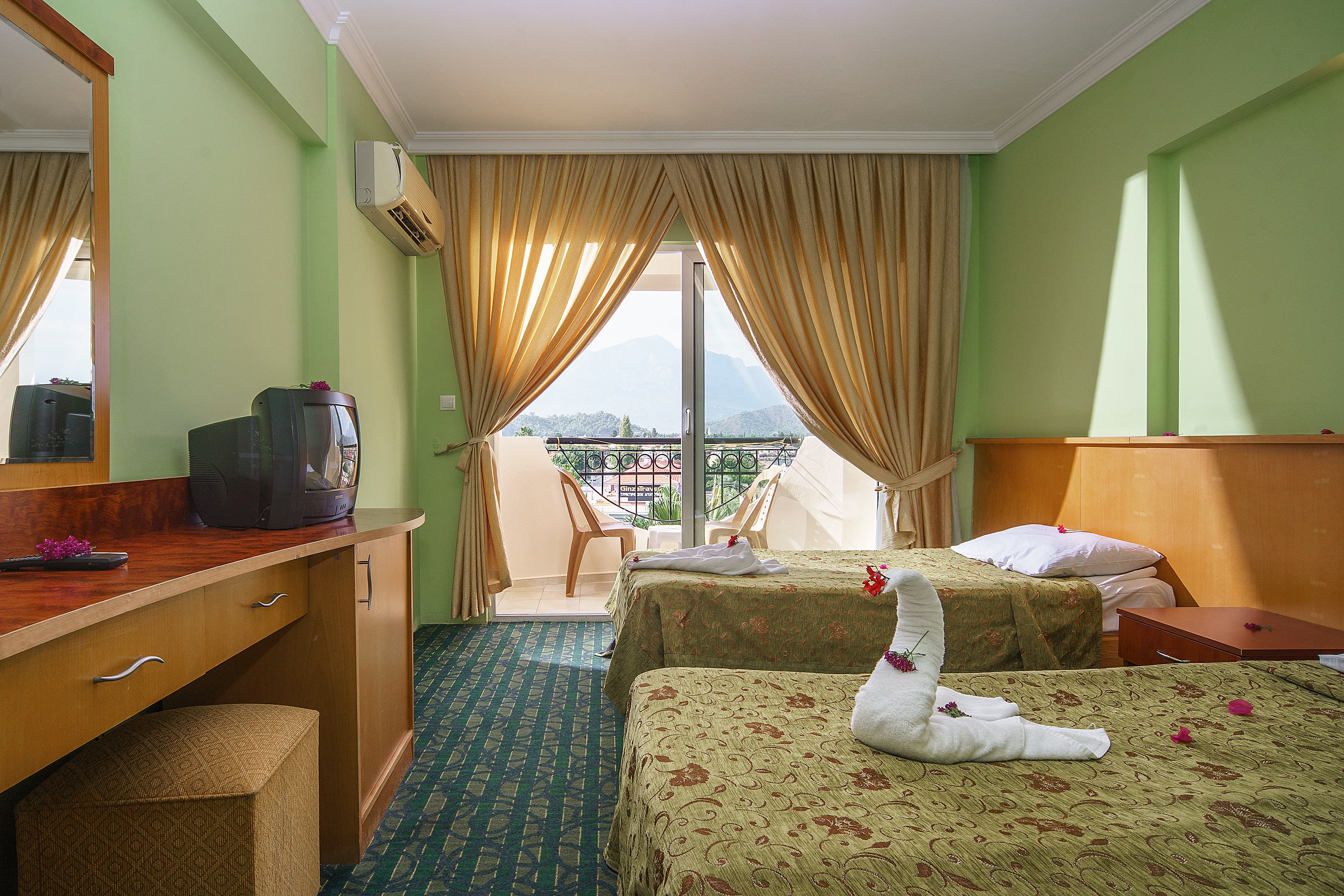 Larissa Inn Hotel - photo 2