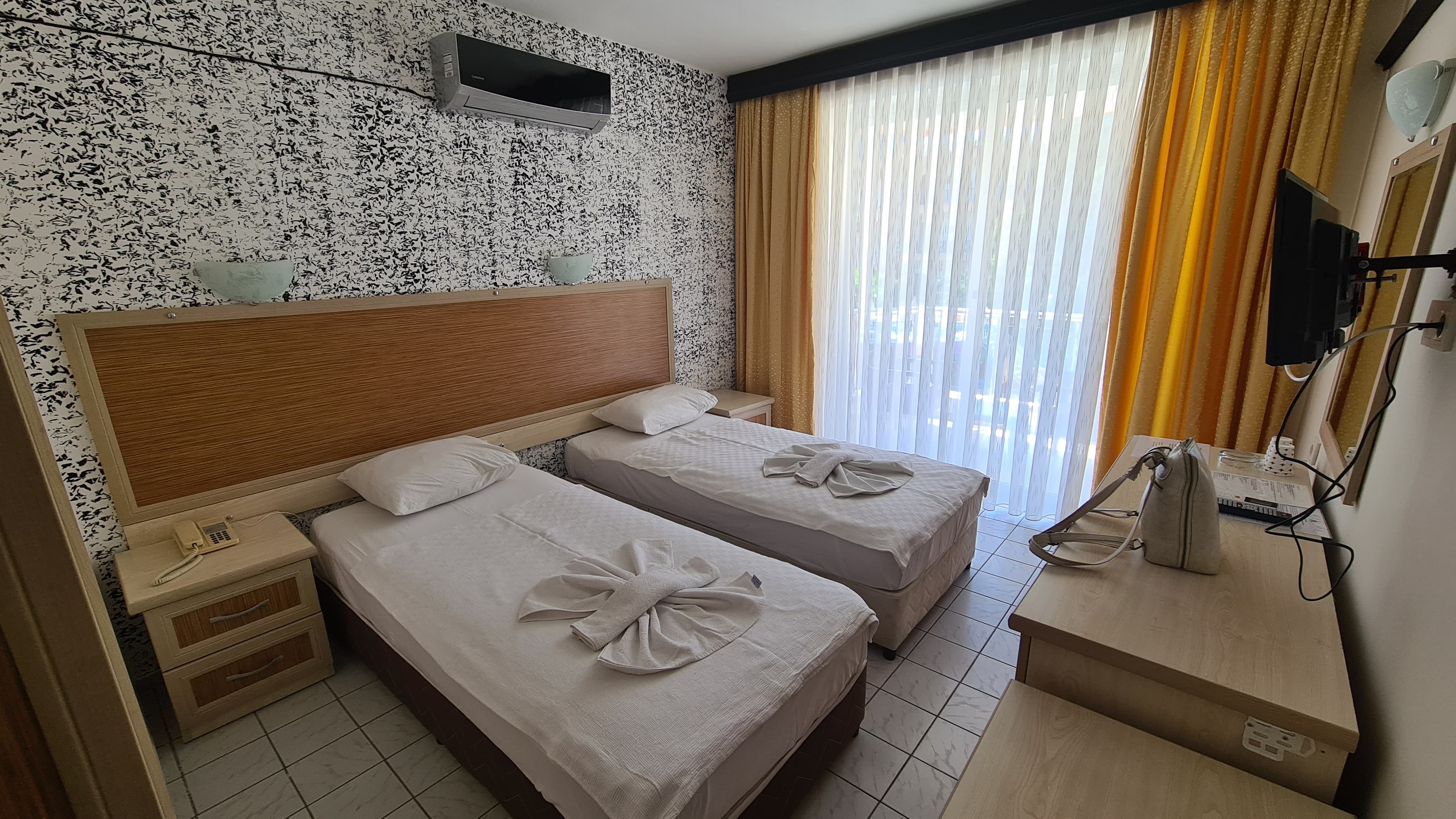 Mr Crane Hotel - photo 2