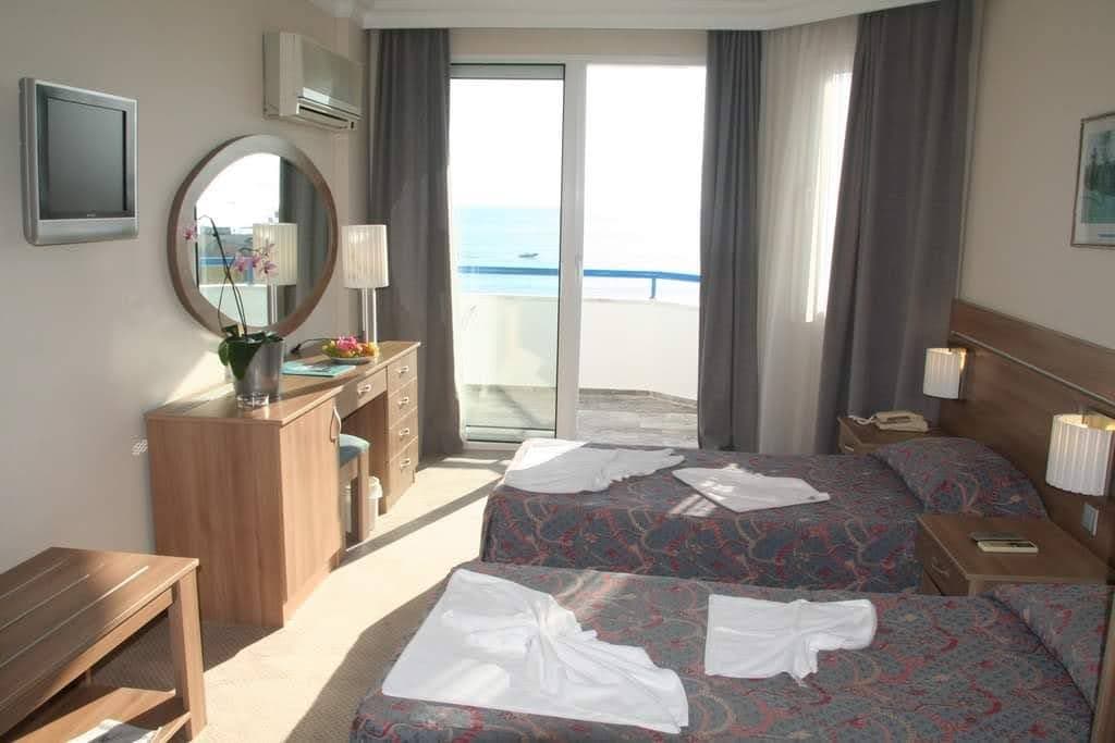 Elysee Beach Hotel - photo 2