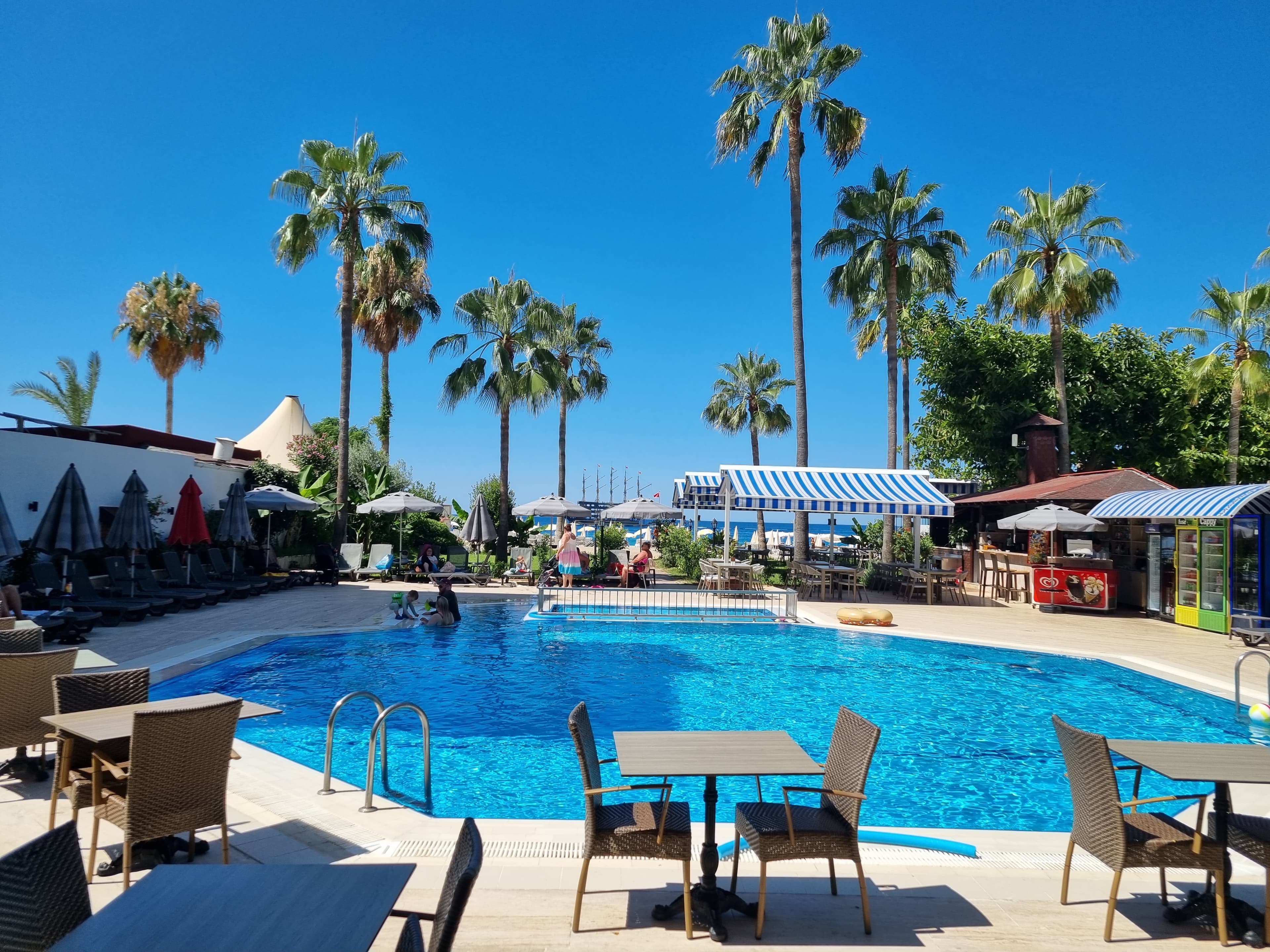 Elysee Beach Hotel - photo 6