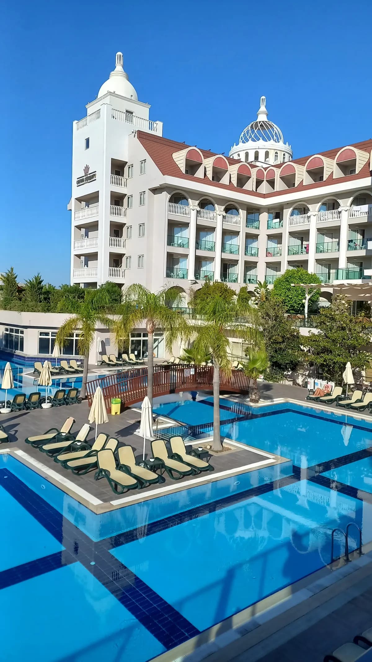 Side Crown Serenity Hotel
