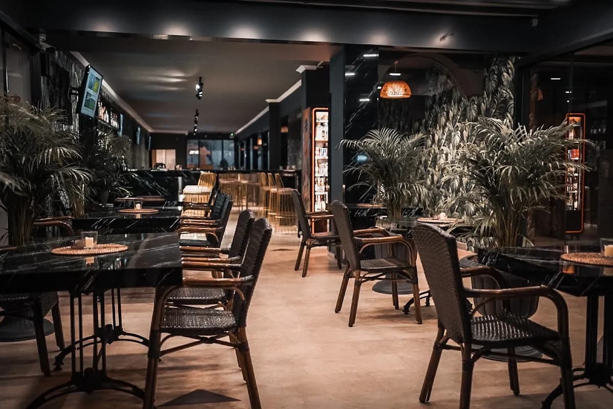 Esquire Hotels & Lounges - photo 10